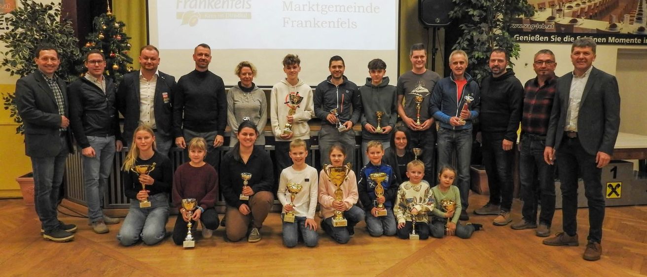 Bild enthält, People, Person, Pants, Floor, Flooring, Groupshot, Jacket, Adult, Male, Man