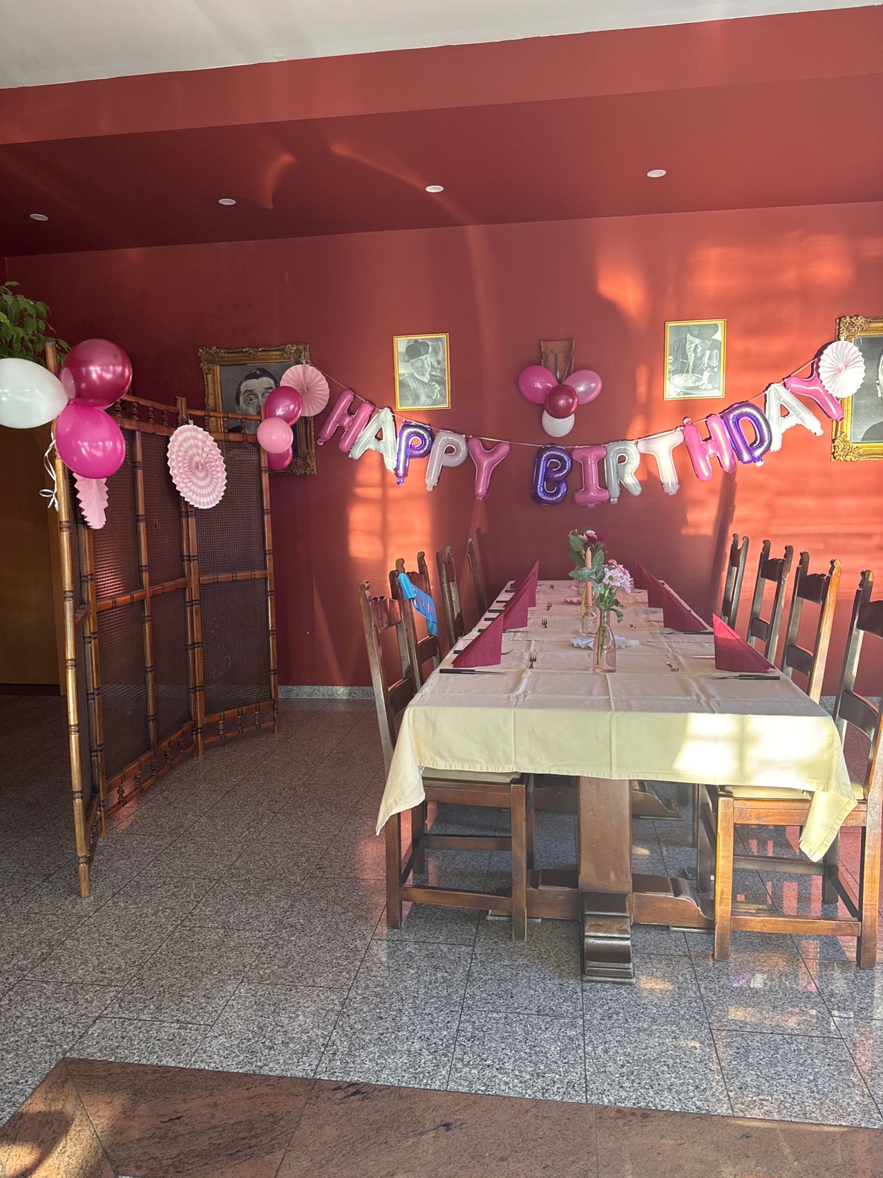 Bild enthält, Dining Table, Table, Building, Dining Room, Indoors, People, Floor, Flooring, Chair, Interior Design