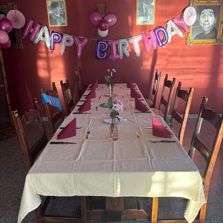 Bild enthält, Dining Table, Furniture, Table, Dining Room, Indoors, Chair, Adult, Male, Man, Person