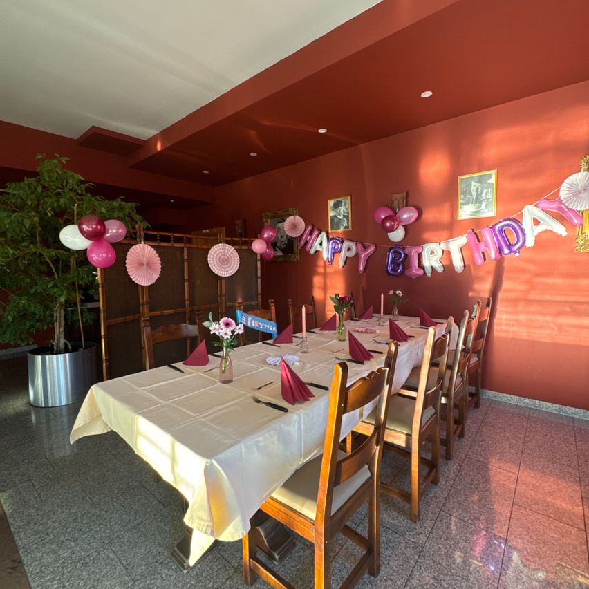 Bild enthält, Floor, Flooring, Dining Table, Table, Chair, Indoors, Building, Dining Room, Interior Design, Flower Arrangement