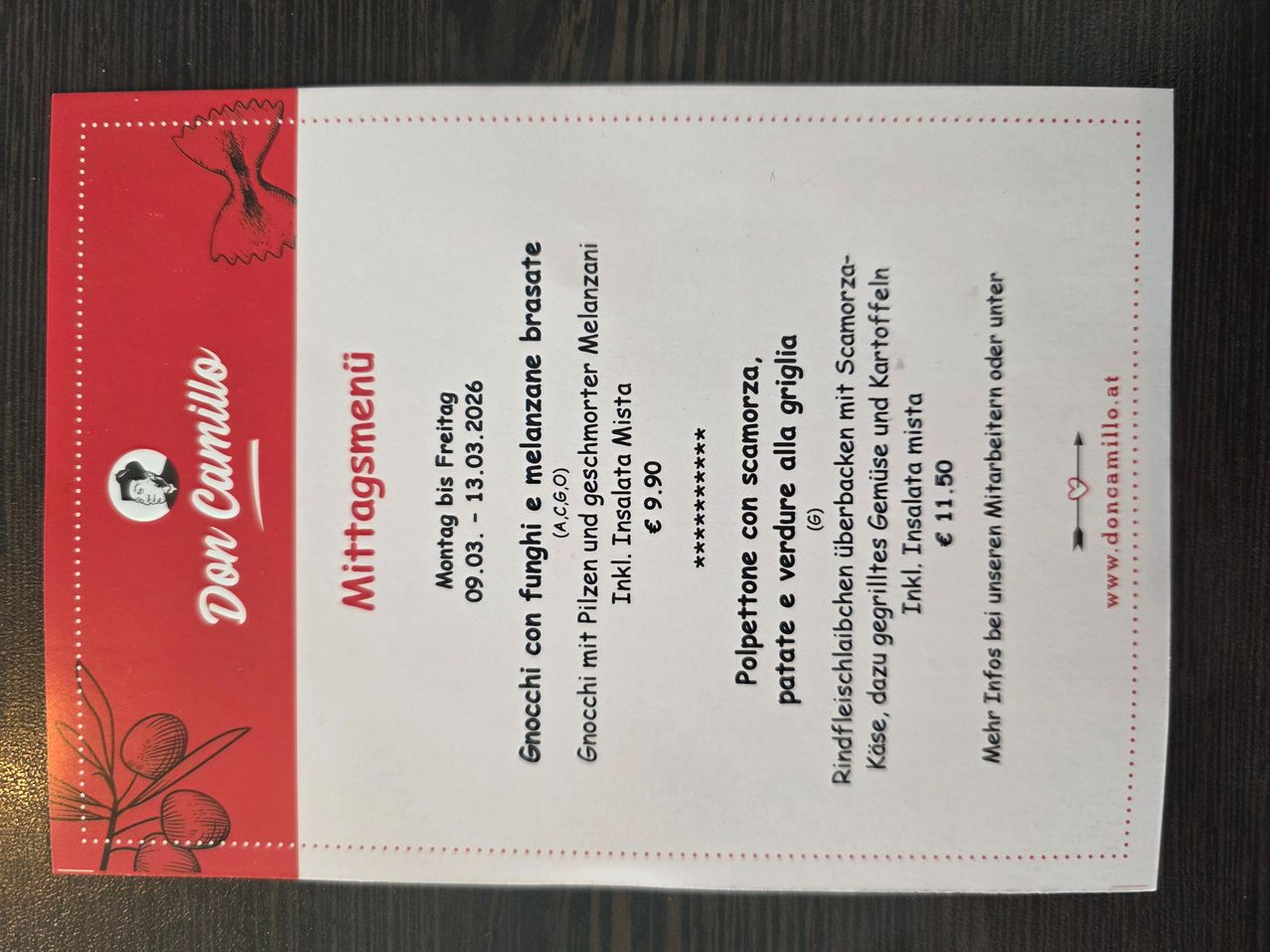 Die Speisekarte bietet Gnocchi con funghi e melanzane brasate zum Preis von 9,90 Euro, erhältlich von Montag bis Freitag, 03.03.2026. Zusätzliche Informationen umfassen Kontaktdaten und eine Einladung für weitere Anfragen.