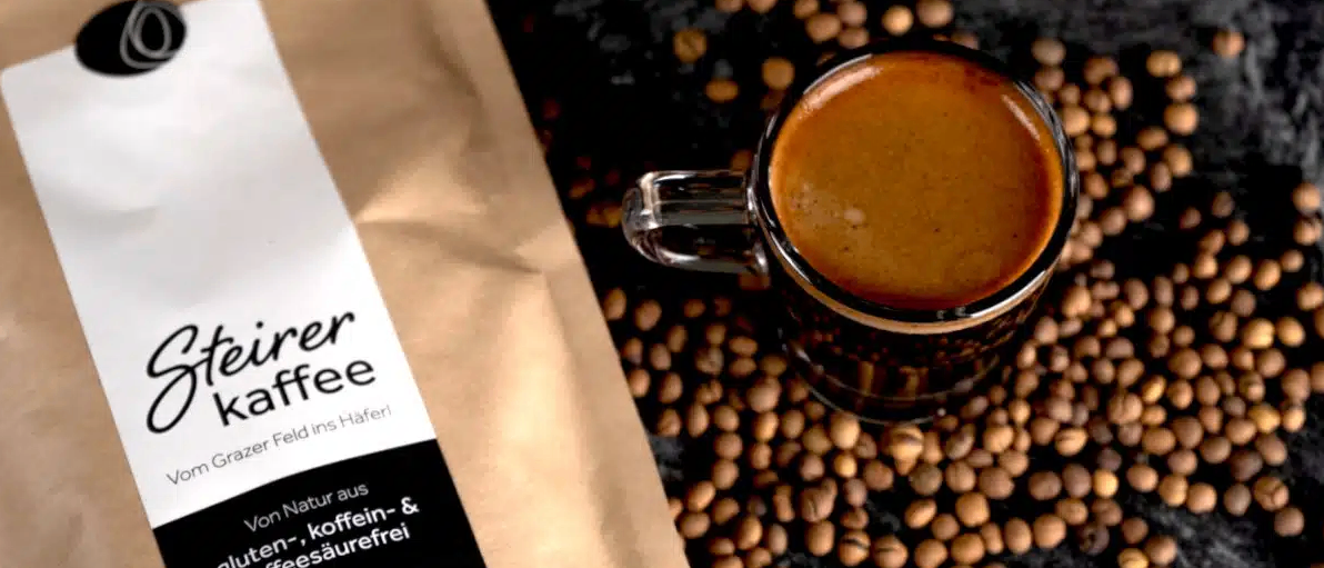 Eine Packung Kaffee mit der Aufschrift 'Eier Kaffee' und eine Tasse Kaffee mit Kaffeebohnen auf der Seite.