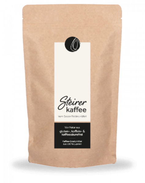 Braune Papiertüte mit weißem Etikett, das den Markennamen 'Steirer kaffee' zeigt. Das Etikett enthält das Logo der Marke und Informationen darüber, dass das Produkt gluten-, koffein- und kaffeesäurefrei ist.
