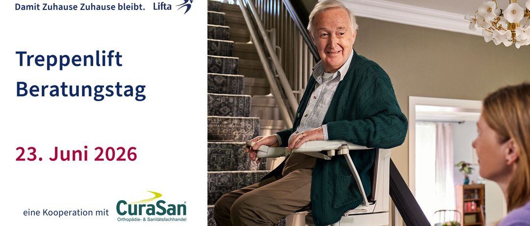 Ein lächelnder älterer Mann sitzt in einem Stuhl in der Nähe einer Treppe und hält den Griff des Stuhls. Das Bild zeigt ein Logo und Text auf der linken Seite.
