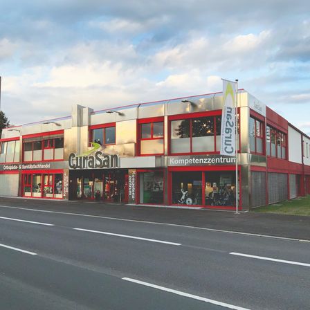 Bild enthält, Architecture, Building, Road, City, Street, Urban, Shopping Mall, Tarmac, Vehicle, Restaurant