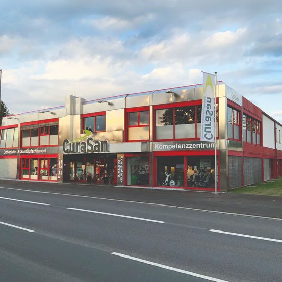 Bild enthält, Architecture, Building, Road, City, Street, Urban, Shopping Mall, Tarmac, Vehicle, Restaurant