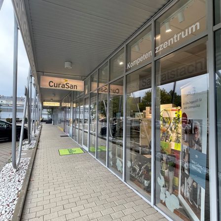 Bild enthält, Building, Car, Car Dealership, Vehicle, Path, Wheel, Person, Floor, Urban, City