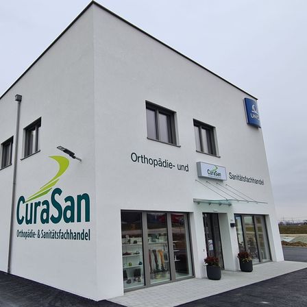 Bild enthält, Architecture, Building, Office Building, Clothing, Footwear, Shoe, Car, Transportation, Vehicle