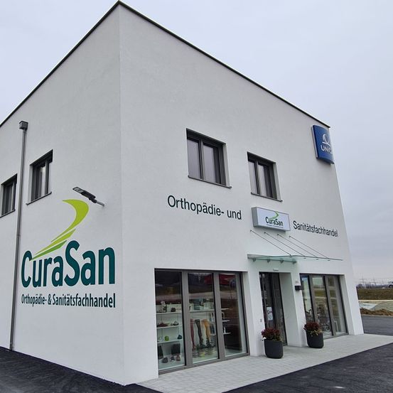 Bild enthält, Architecture, Building, Office Building, Clothing, Footwear, Shoe, Car, Transportation, Vehicle