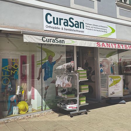 Bild enthält, Architecture, Building, Shop, Adult, Male, Man, Person, Boutique, Window Display