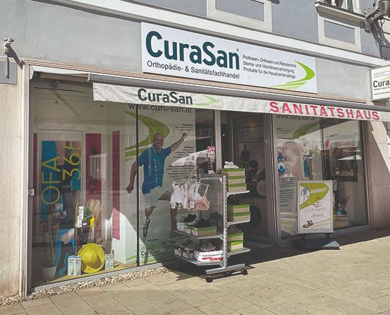 Bild enthält, Architecture, Building, Shop, Adult, Male, Man, Person, Boutique, Window Display