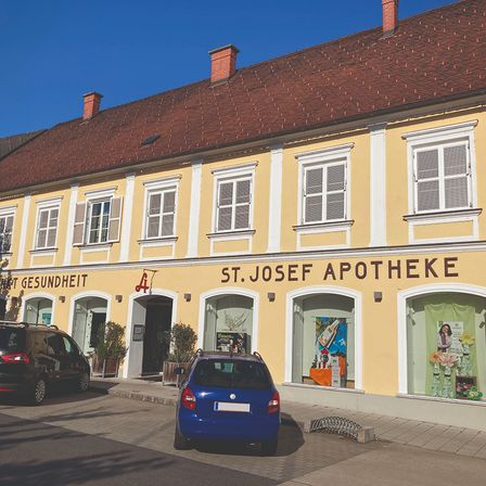 Bild enthält, Car, License Plate, Building, Housing, City, Wheel, House, Window, Person, Urban