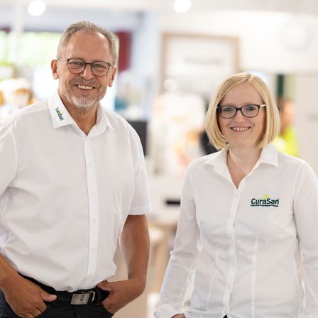 Bild enthält, Shirt, Adult, Female, Person, Woman, Male, Man, Face, Glasses, Shop