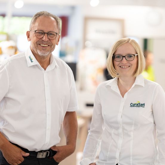 Bild enthält, Shirt, Adult, Female, Person, Woman, Male, Man, Face, Glasses, Shop