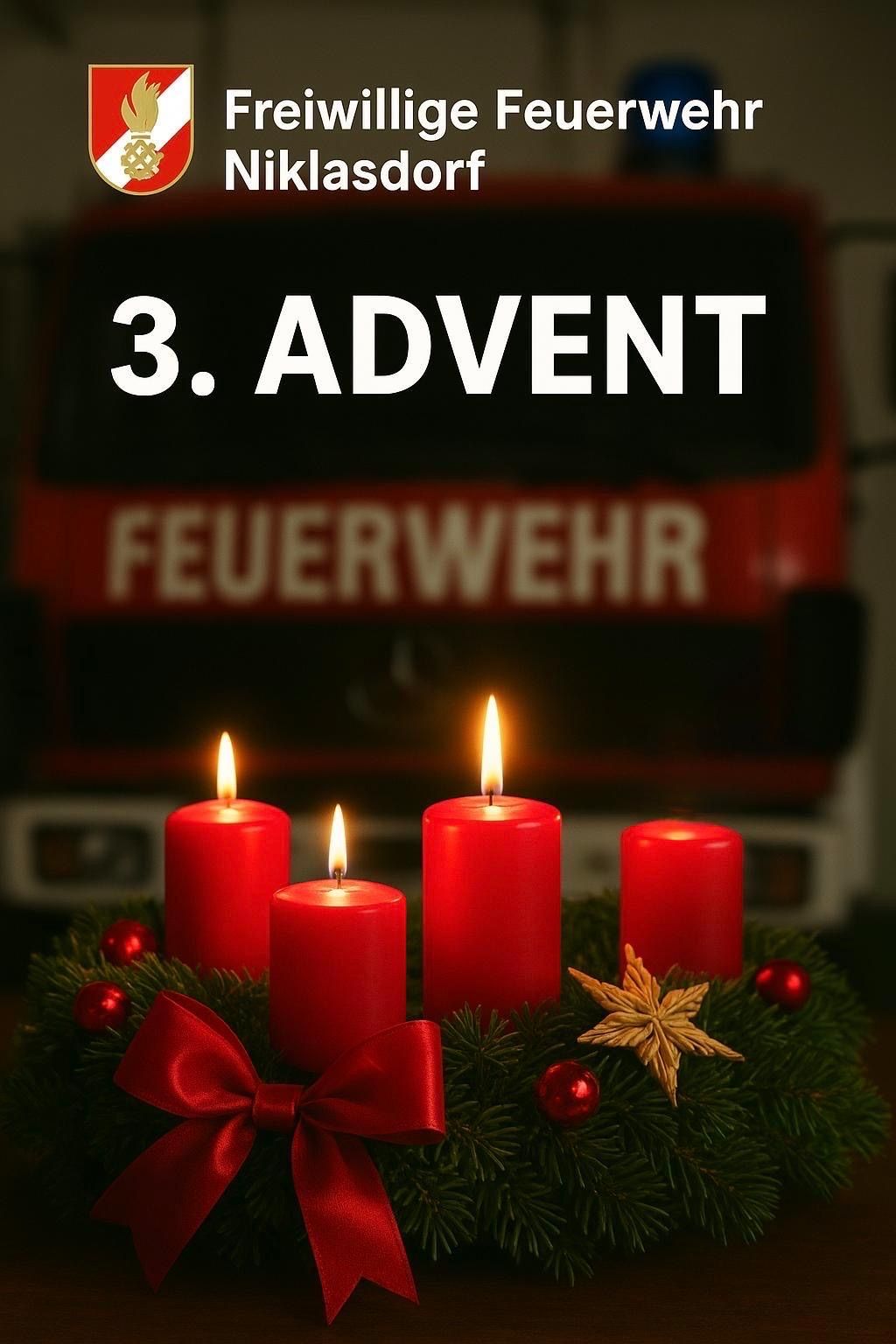 Vier brennende rote Kerzen auf einem Kranz mit einer roten Schleife, einem goldenen Stern und Weihnachtskugeln. Im Hintergrund steht ein Feuerwehrauto mit der Aufschrift 'Feuerwehr'. Über dem Kranz steht der Text '3. Advent'.