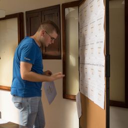 Bild enthält, Adult, Male, Man, Person, Pants, Table, Jeans, Desk, White Board, Wood