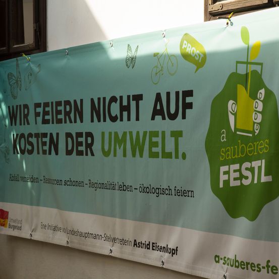 Bild enthält, Banner, Text, Advertisement, Poster