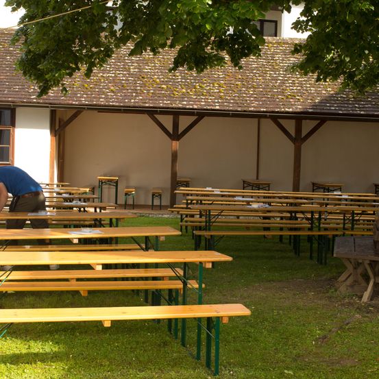 Bild enthält, Wood, Plywood, Cafeteria, Restaurant, Shelter, Bench, Adult, Male, Man, Person