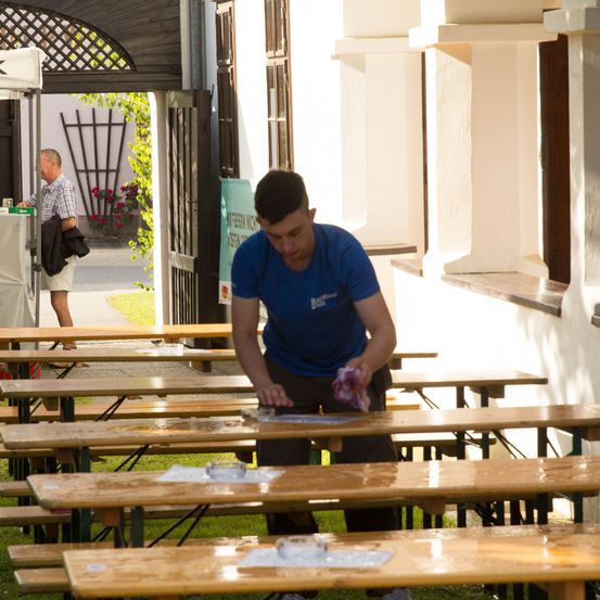 Bild enthält, Plywood, Wood, Indoors, Restaurant, Adult, Male, Man, Person, Cafeteria, Hardwood
