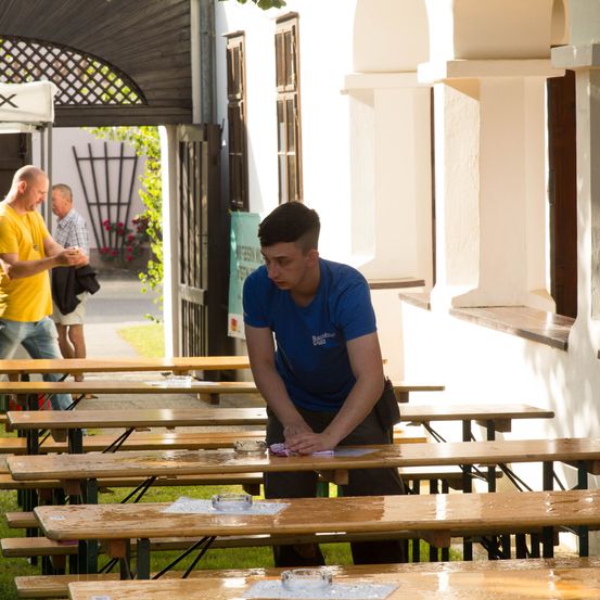 Bild enthält, Plywood, Wood, Adult, Male, Man, Person, Hardwood, Porch, Restaurant, Jeans