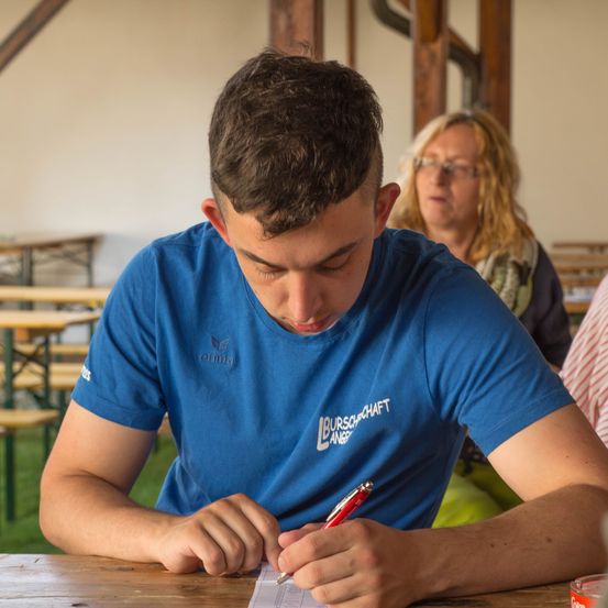 Bild enthält, Person, Adult, Male, Man, Face, Head, Student, Baby, Glasses, Writing