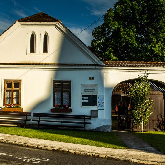 Bild enthält, Grass, Bench, Building, House, Housing, Villa, Lawn, Outdoors, Shelter, Person