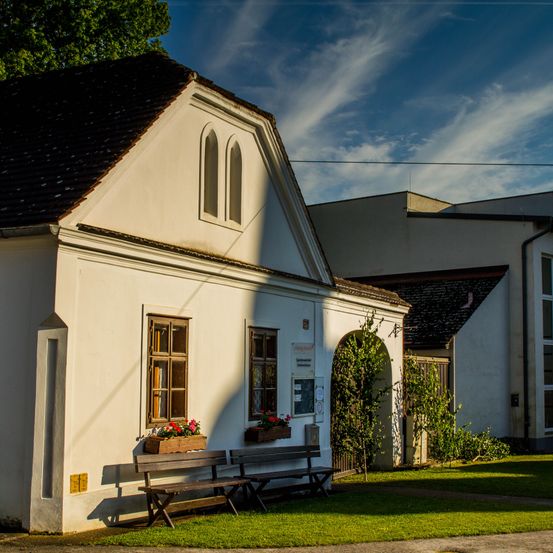 Bild enthält, Grass, Lawn, Neighborhood, Bench, Furniture, Building, Shelter, Housing, House, Nature