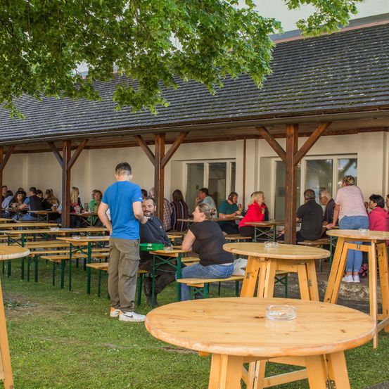 Bild enthält, Indoors, Restaurant, Cafeteria, Plywood, Wood, Person, Jeans, Coat, Cafe, Shoe