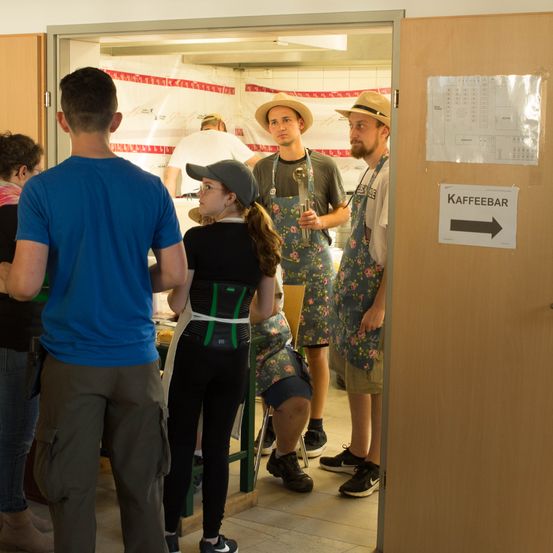 Bild enthält, Shorts, Floor, Flooring, Shoe, Plywood, Adult, Male, Man, Person, Pants