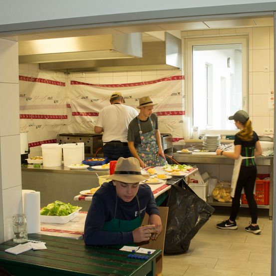 Bild enthält, Hat, Plywood, Wood, Person, Adult, Male, Man, Female, Woman, Shoe