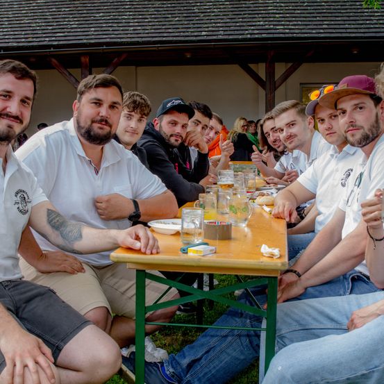 Bild enthält, Restaurant, Adult, Male, Man, Person, Plywood, Cafeteria, Face, Jeans, People