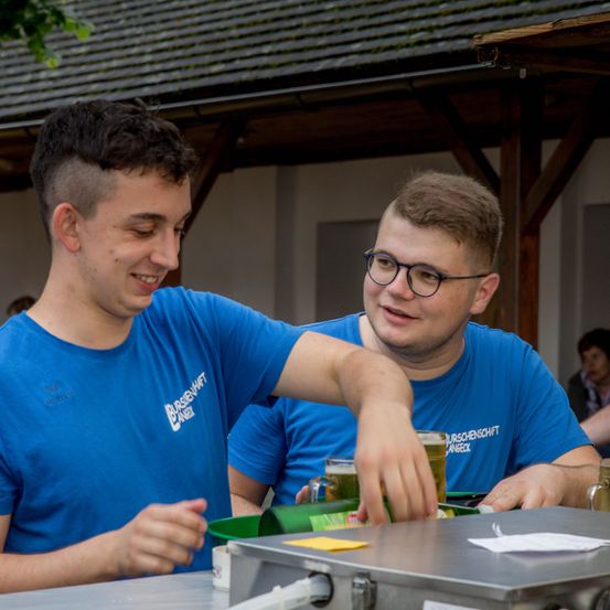 Bild enthält, Indoors, Restaurant, Finger, Person, Cafeteria, Adult, Male, Man, T-Shirt, Food Court
