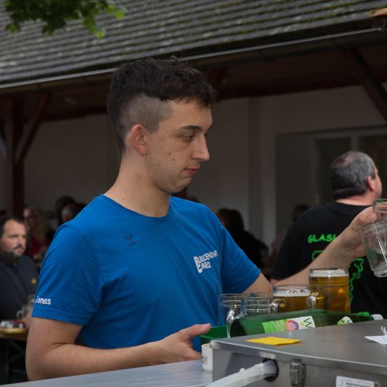 Bild enthält, Pub, Restaurant, Beer, Adult, Male, Man, Person, Cup, Food Court, Glass