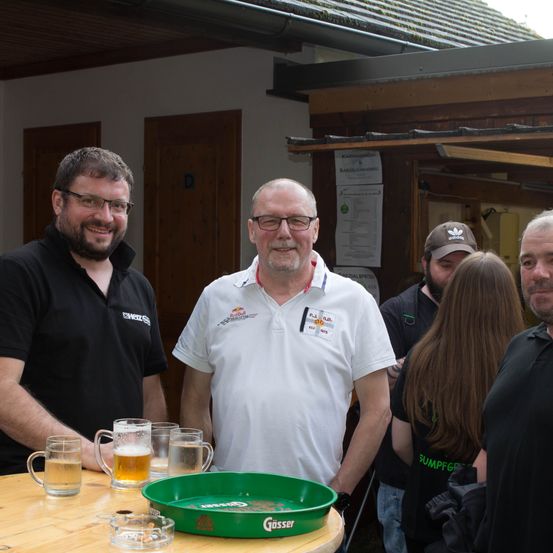 Bild enthält, Plywood, Wood, Beer, Adult, Male, Man, Person, Female, Woman, Pub
