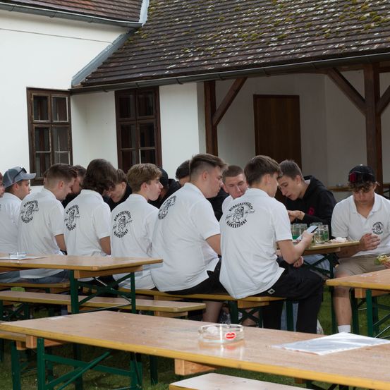 Bild enthält, Plywood, Wood, Cafeteria, Indoors, Restaurant, Adult, Male, Man, Person, Face