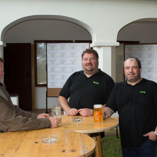 Bild enthält, Plywood, Wood, Dining Table, Table, Adult, Male, Man, Person, Hardwood, Dining Room