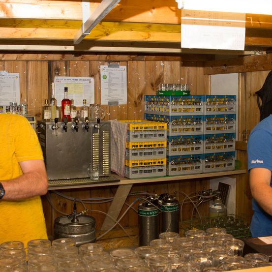 Bild enthält, Shelf, Adult, Male, Man, Person, Building, Factory, Plywood, Face, Head