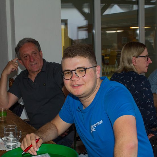 Bild enthält, Restaurant, Glass, Pub, Adult, Female, Person, Woman, Male, Man, Face