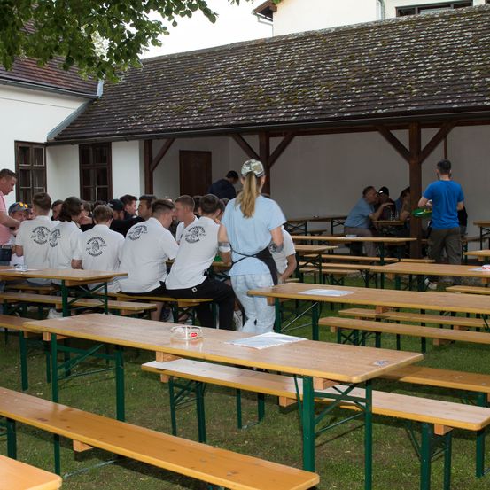Bild enthält, Cafeteria, Indoors, Restaurant, Wood, Plywood, Person, Adult, Male, Man, Bench