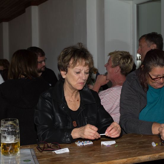 Bild enthält, Beer, Pub, Glass, Person, Adult, Male, Man, Female, Woman, Face
