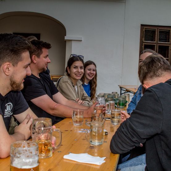 Bild enthält, Pub, Glass, Beer, Adult, Male, Man, Person, Wood, Face, Restaurant