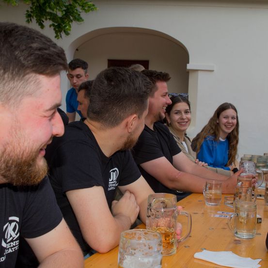 Bild enthält, Glass, Pub, Restaurant, Adult, Male, Man, Person, Beer, Female, Woman