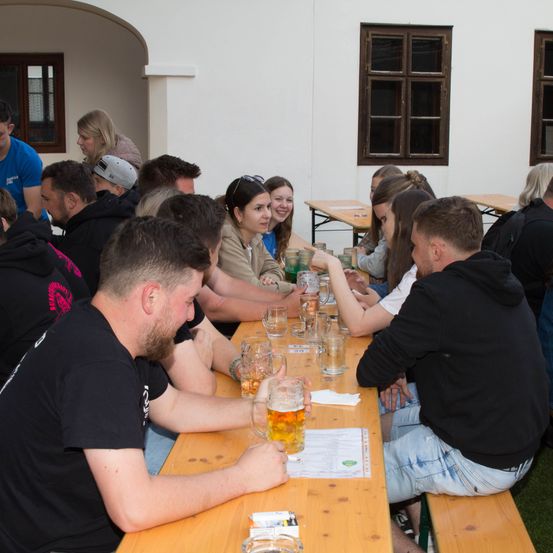 Bild enthält, Restaurant, Wood, Plywood, Pub, Adult, Male, Man, Person, Female, Woman