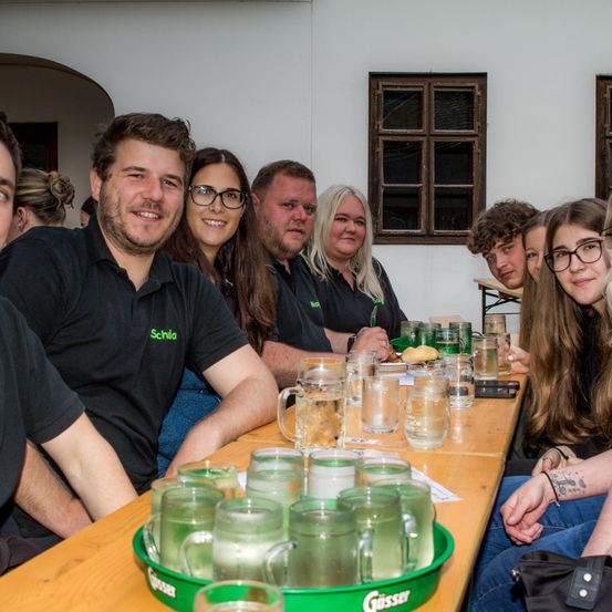 Bild enthält, Adult, Female, Person, Woman, Pub, People, Male, Man, Face, Glass