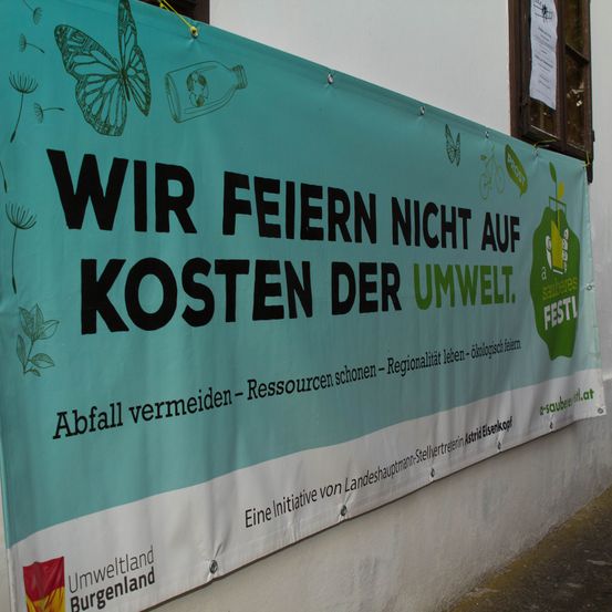 Bild enthält, Banner, Text, Advertisement, Poster, Architecture, Building