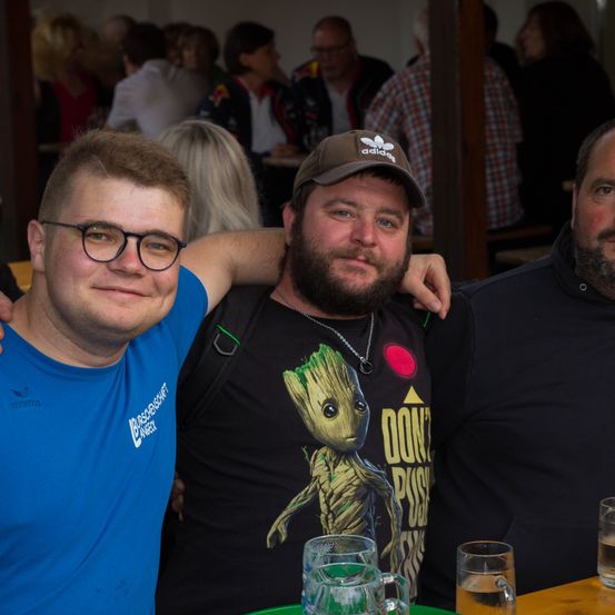 Bild enthält, Beer, Pub, Glass, T-Shirt, Adult, Male, Man, Person, Face, Glasses