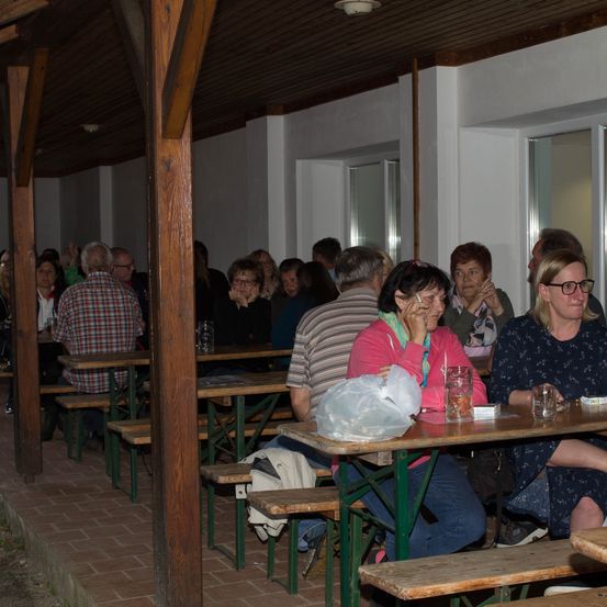 Bild enthält, Restaurant, Plywood, Wood, Cafeteria, Adult, Female, Person, Woman, Food Court, Dining Table