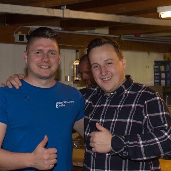 Bild enthält, Finger, Hand, Person, T-Shirt, Plywood, Wood, Shirt, Adult, Male, Man