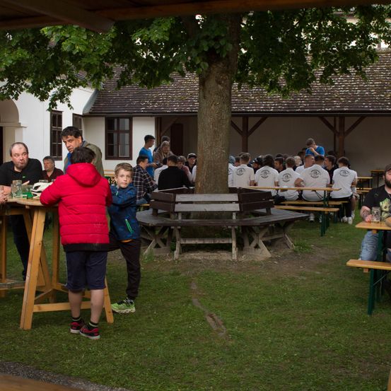 Bild enthält, Plywood, Wood, Indoors, Restaurant, Cafeteria, Food Court, Person, Dining Table, Jeans, Woman