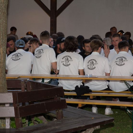 Bild enthält, Wood, Plywood, People, Person, T-Shirt, Adult, Male, Man, Bench, Cafeteria